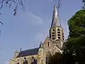 De gedraaide toren van de Notre-Dame