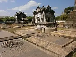 Overblijfselen van de VOC-begraafplaats in Fort Geldria.