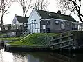 Eemnessersluis rm (1651/1994) met daarbij fundamenten watermolen (1791) en daarop nu dienstwoning, stoomgemaal met twee schepraderen (1884), sinds 1921 vervangen door elektrisch gemaal rm met pompen van Pannevis type 'kattenstaart', tevens sluiswachterswoning (va 1589)