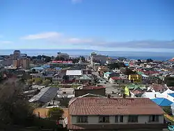 Punta Arenas, met op de achtergrond Straat Magellaan en Vuurland