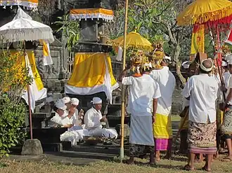 Een ceremonie in Pura Silayukti, Padangbai, Bali.