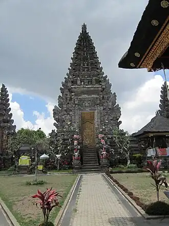 Pura Ulun Danu Batur, de poort van het eerste naar het tweede hof.