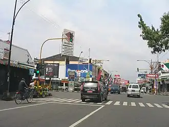 Zicht op de hoofdstraat van Purwokerto