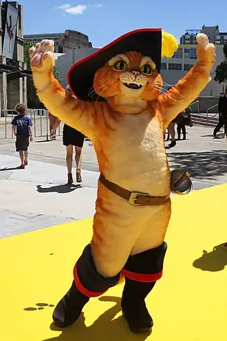 Een mascotte van het personage De gelaarsde kat in 2011