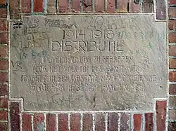 Gevelsteen over voedseldistributie tijdens de Eerste Wereldoorlog in poort Putterstraat.