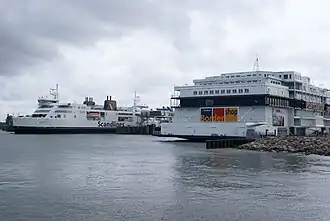 Grenswinkel en veerboot Prins Richard in de haven van Puttgarden