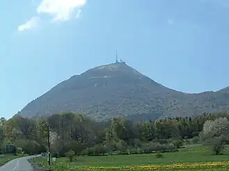 De Puy de Dôme met op de top een karakteristieke zendmast, opname mei 2004