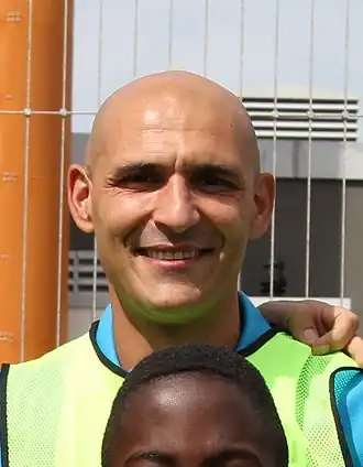 Allach tijdens een voetbalclinic in Den Haag (2012).