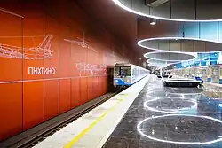 Metrostellen langs het perron, gezien uit het westen.