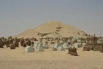 Piramide van Amenemhat I en een islamitische begraafplaats