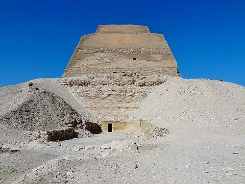 Voor de ingang van de piramide