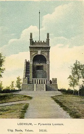 De Uilentoren (Pyramide Lombok), ingekleurde prentbriefkaart uit 1905