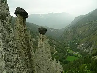 Zicht op de Val d'Herens vanaf de natuurlijke piramides in Euseigne richting Sion. De piramides eroderen langzaam, vertraagd door hun dekstenen