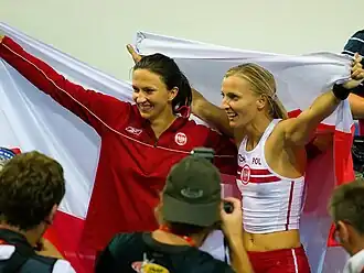 Monika Pyrek (links) viert haar gedeelde 2e plaats achter landgenote Anna Rogowska (rechts) op de WK 2009 in Berlijn.