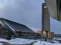 Zicht op de klokkentoren en de Koningin Elizabeth II-bibliotheek