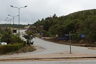 Begin van de SH9 bij bergpas Qafë Thanë