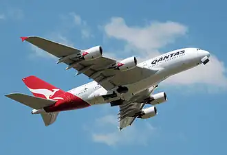 De Qantas Airbus A380 met registratienummer VH-OQA bij het opstijgen van Londen Heathrow in mei 2009.