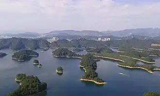 Een aantal eilanden in het Qiandaomeer nabij Hangzhou (2015)