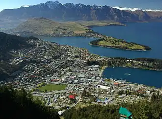 Zicht op Queenstown met in de achtergrond The Remarkables en Wakatipumeer