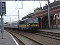 Een trein met een locomotief reeks 21 en M4-rijtuigen in Quiévrain