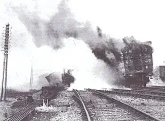 Een brandend treinstel na afloop van de botsingen