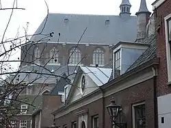 De Pieterskerk vanuit een zijstraat