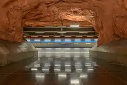 Dwarsverbinding tussen de perrons.