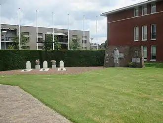 Erekerkhof bij de herdenkingskapel