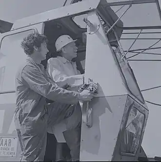 Clevering slaat de eerste paal voor een waterzuiveringsinstallatie te Bedum in 1973