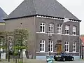 R.K. Pastorie. Huis met verdieping en schilddak