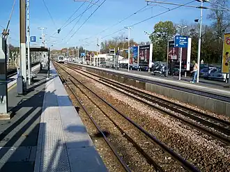 Zicht over de perrons, een Z 22500-treinstel naar Parijs langs het perron.