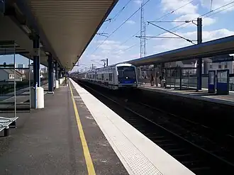 Zicht over de perrons, een Z 22500-treinstel langs het perron.