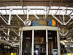 Koersbord op motorwagen 192 met de bestemmingen en lijnkleur van lijn 12. De lijnkleuren waren o.a. bedoeld voor analfabeten zodat ook zij 'hun' lijn konden herkennen.