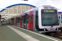 Treinstel 5303 net na revisie in R-net kleurstelling op station Heemraadlaan.