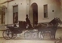 Mimi Weustenraad-Regout (in koets) bij Villa Kanjel, 1880-98