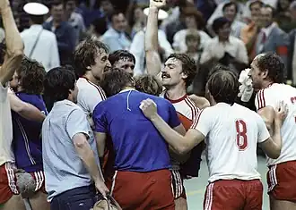 Het mannenteam van de Sovjet-Unie viert de overwinning op Joegoslavië