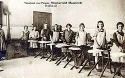 Strijkles in de Vakschool voor Meisjes "Wijckerveld" in Maastricht, ca. 1920