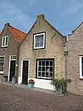 Huis met puntgevel met schuiframen