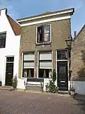 Huis met lijstgevel met schuiframen