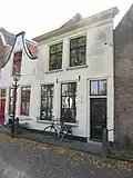 Huis met gepleisterde lijstgevel