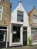 Huis met gepleisterde puntgevel ca