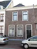 Huis met lijstgevel, beklampt