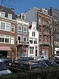 Falckstraat 9 in het wit, een rijksmonument/ nrs. 11 en 13 met drie balkons; gemeentelijk monument