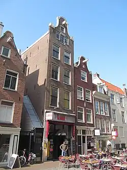 Opklimmend van rechts naar links huisnummer 2, 4 en 6; links van 6 de dwarssteeg (maart 2012)