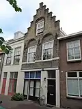 Pand met trapgevel.