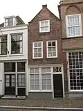 Huis met puntgevel met vlechtingen