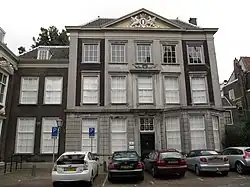 Grotekerksplein 4 met in het fronton het herplaatste Dordtse wapen van de Waaggevel van Itz