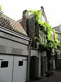 Woonhuisjes aan de noordzijde van de steeg tussen Voorstraat en Hof, tegenover de Augustijnenkerk