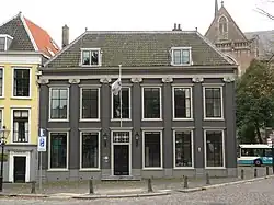 Houttuinen 36; hoekpand met fraaie pilastergevel.