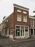 Hoekpand, lijstgevel, waarvan de zijgevel, aansluit bij Kleine Kalkstraat 3-5